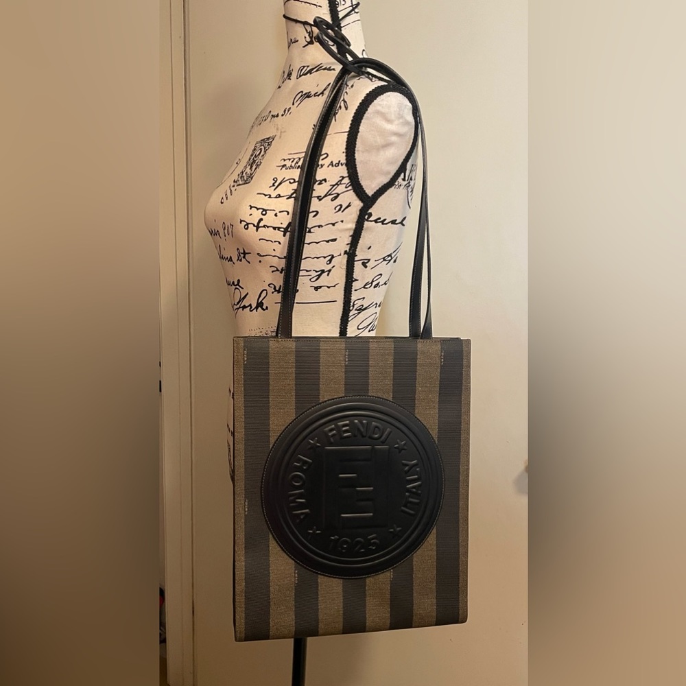 Fendi Tote in canvas.
